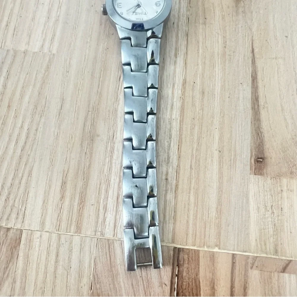 Timex ladies silver tone dress watch NEW BATTERY